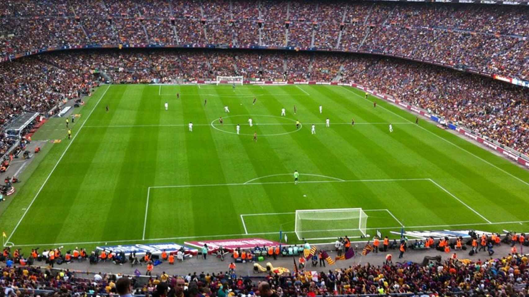 Un partido del Barça en el Camp Nou visto desde una de las zonas más elevadas del estadio
