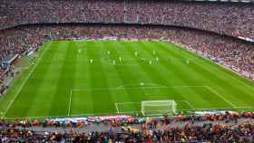 Un partido del Barça en el Camp Nou visto desde una de las zonas más elevadas del estadio