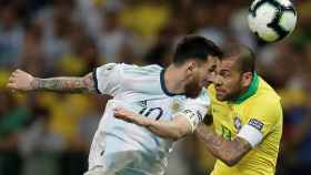 Una foto de Leo Messi y Dani Alves durante el Argentina - Brasil / EFE