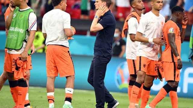 Frank De Boer, junto a sus jugadores, tras la eliminación en la Euro frente a la República Checa / EFE