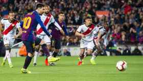 Leo Messi transformando el penalti contra el Rayo Vallecano / FC Barcelona