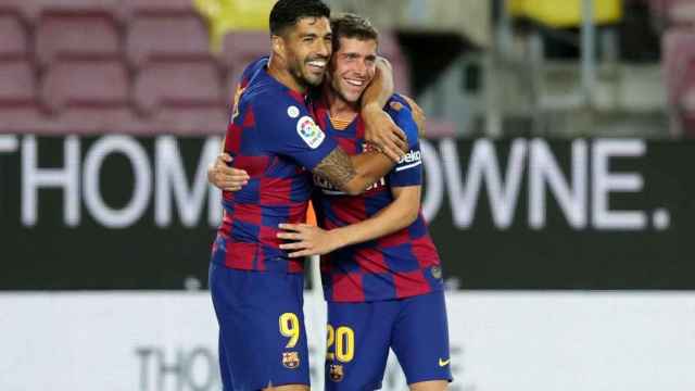 Luis Suárez celebrando su gol ante el Espanyol junto a Sergi Roberto /FCB