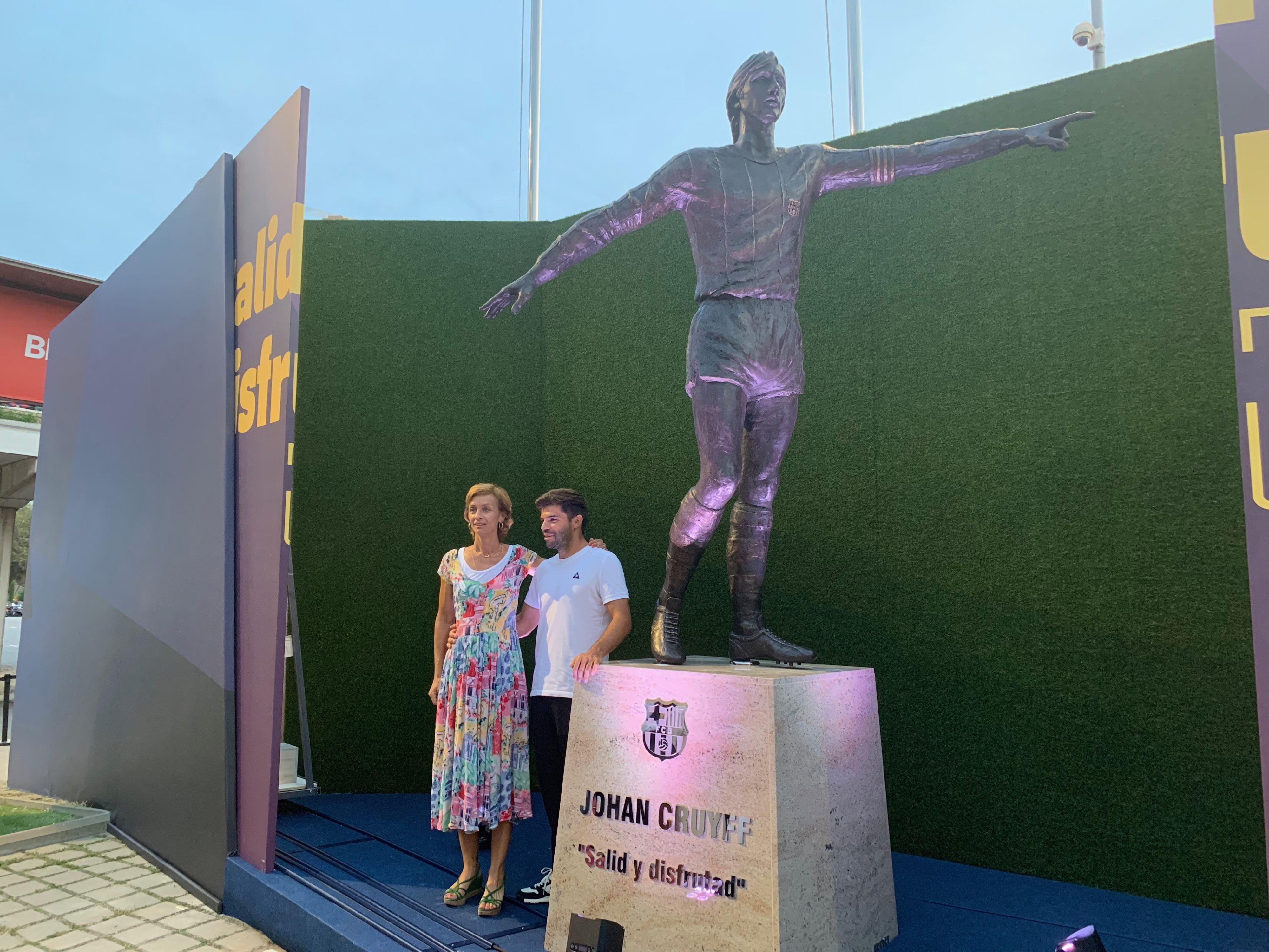 Susila Cruyff posa junto a la estatua en honor a Johan Cruyff en el Camp Nou / CULEMANIA
