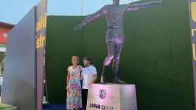 Susila Cruyff posa junto a la estatua en honor a Johan Cruyff en el Camp Nou / CULEMANIA