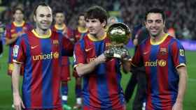 Una foto de Leo Messi, Andrés Iniesta y Xavi Hernández con el Balón de Oro / FCB