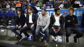 Gerard Piqué y Griezmann en un partido de Copa del Rey de Baloncesto / ACB PHOTO