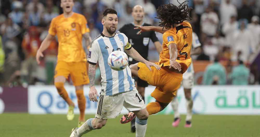 La disputa de balón entre Messi y Aké, durante el Argentina contra Países Bajos / EFE