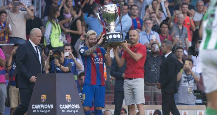 Messi e Iniesta con el título de Liga / EFE