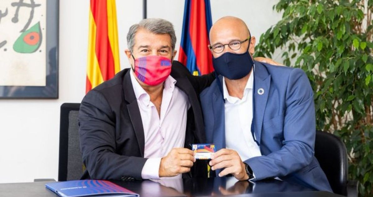 Laporta y Romeva en la entrega de carnet de socio del Barça / FC Barcelona