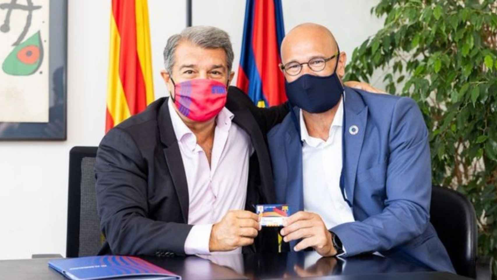 Laporta y Romeva en la entrega de carnet de socio del Barça / FC Barcelona