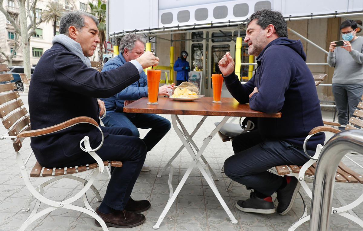 Álex Santos (derecha) comparte mesa con Joan Laporta / EFE