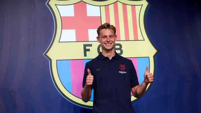 Frenkie de Jong posando en la tienda del Barça / EFE