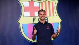 Frenkie de Jong posando en la tienda del Barça / EFE