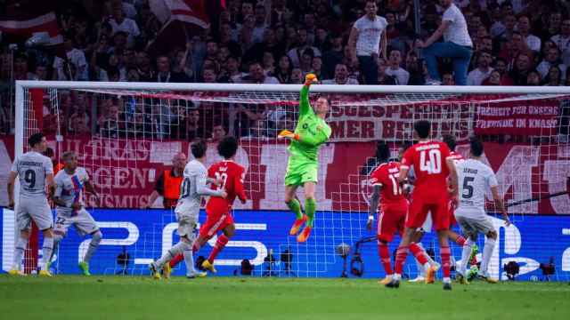 Ter Stegen saliendo por alto contra el Bayern / FCB