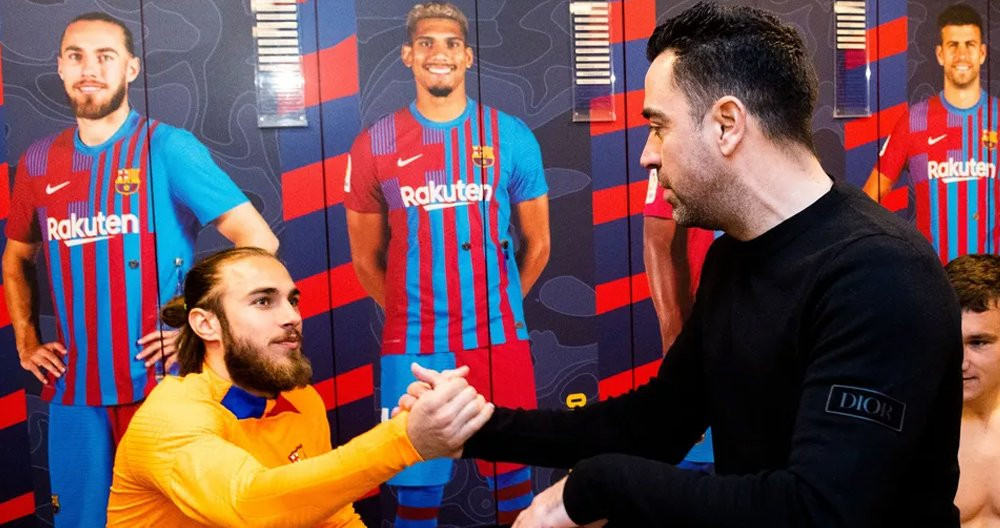 El encuentro entre Mingueza y Xavi, en el vestuario del Barça / FCB