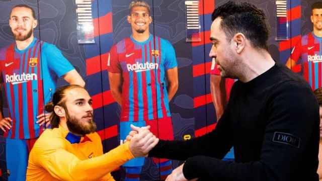 El encuentro entre Mingueza y Xavi, en el vestuario del Barça / FCB