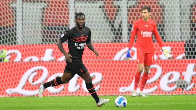 Franck Kessié conduciendo el balón / REDES