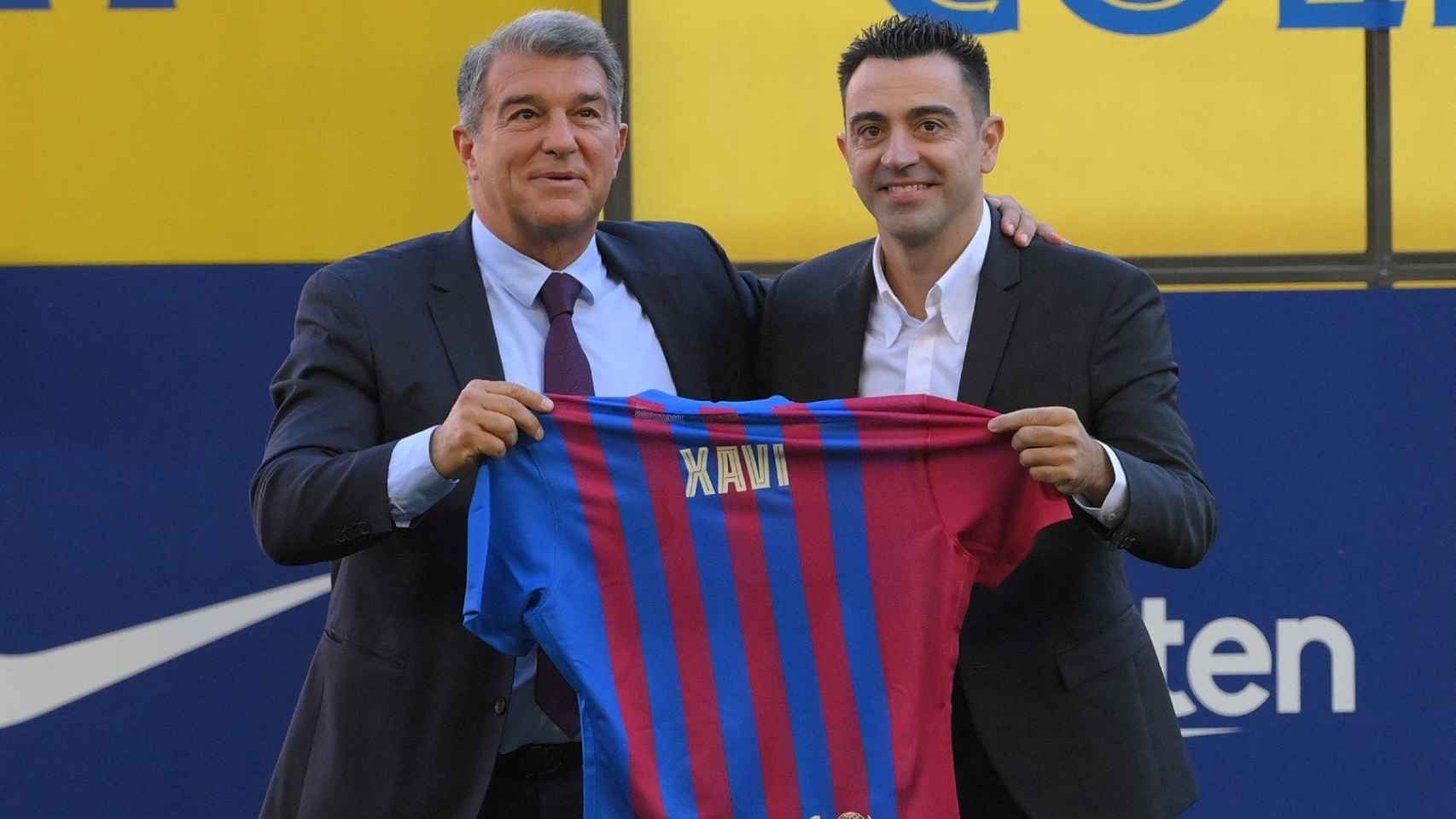 Joan Laporta y Xavi Hernández, en la presentación oficial del técnico del Barça / EFE