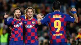 Leo Messi, Luis Suárez y Griezmann celebran un gol del Barça / EFE