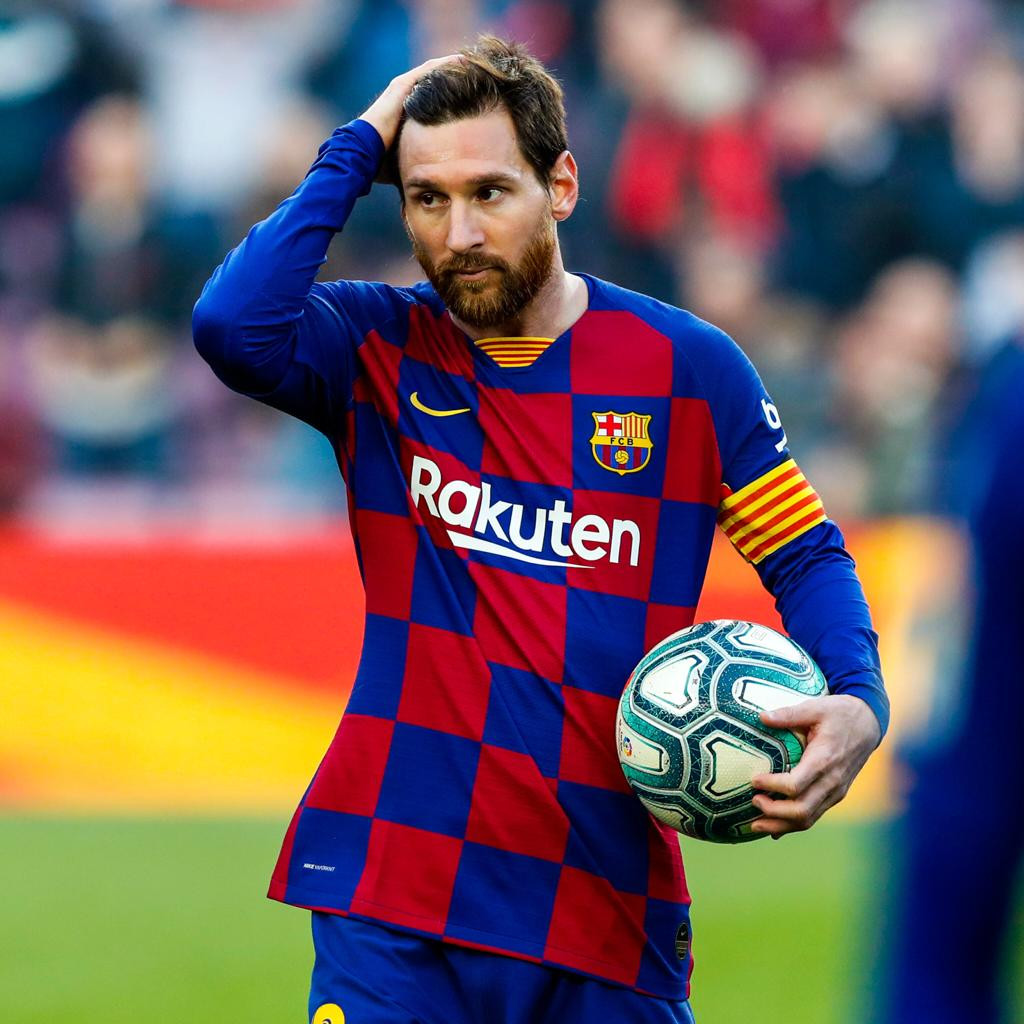 Leo Messi se lleva el balón al final del partido ante el Eibar tras anotar cuatro goles / FCB