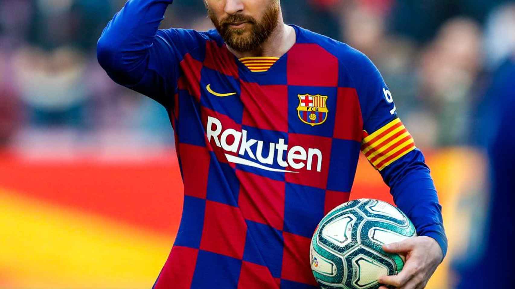 Leo Messi se lleva el balón al final del partido ante el Eibar tras anotar cuatro goles / FCB