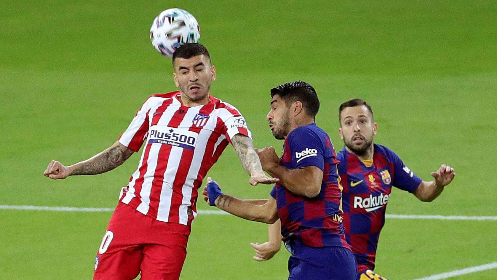 Luis Suárez disputa un balón a Correa | EFE
