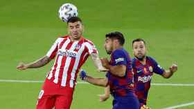 Luis Suárez disputa un balón a Correa | EFE