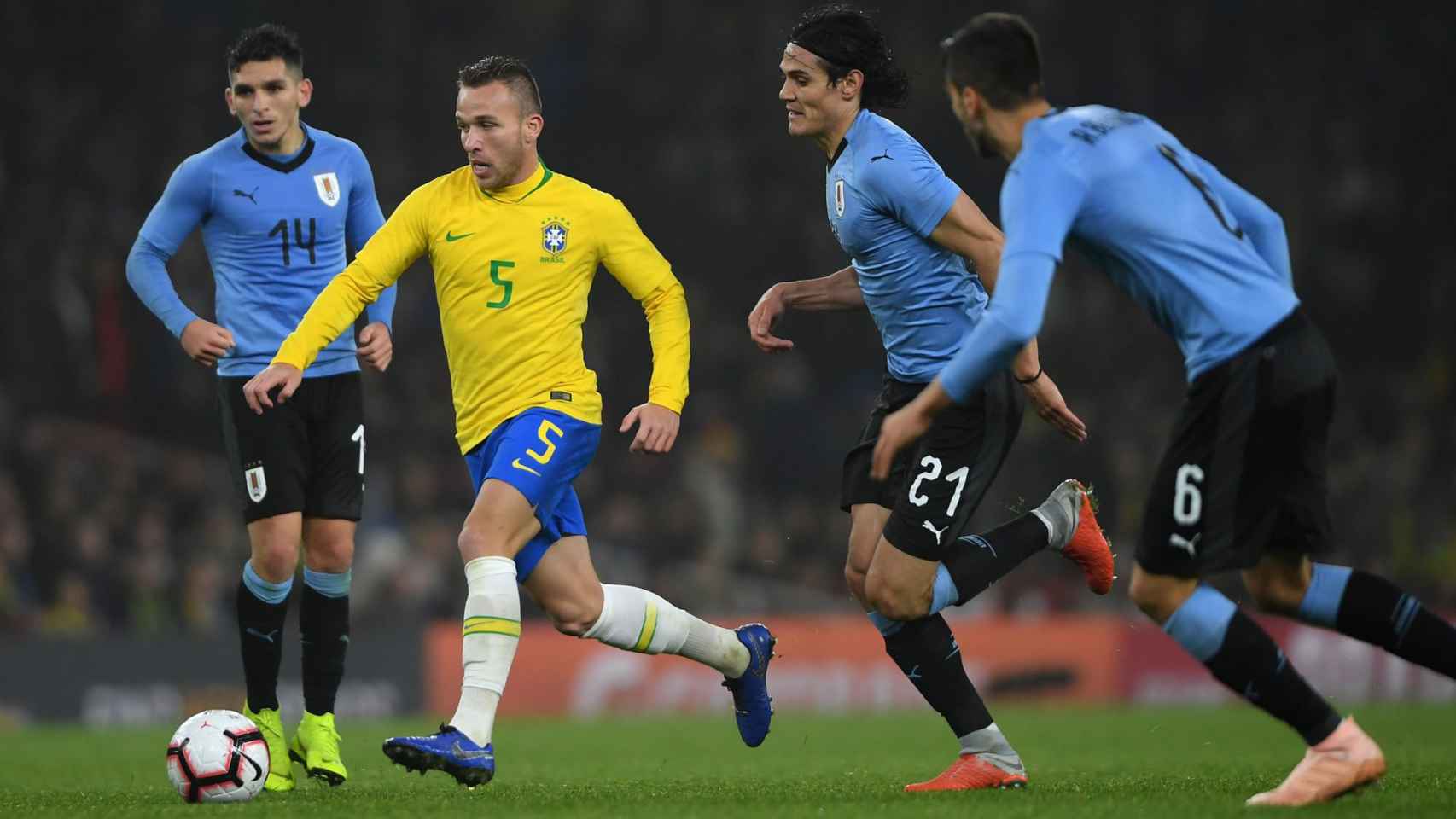 Arthur Melo jugando contra Uruguay / EFE