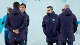 El cuerpo técnico del Barça, con Ernesto Valverde a la cabeza, durante un entrenamiento del equipo / EFE