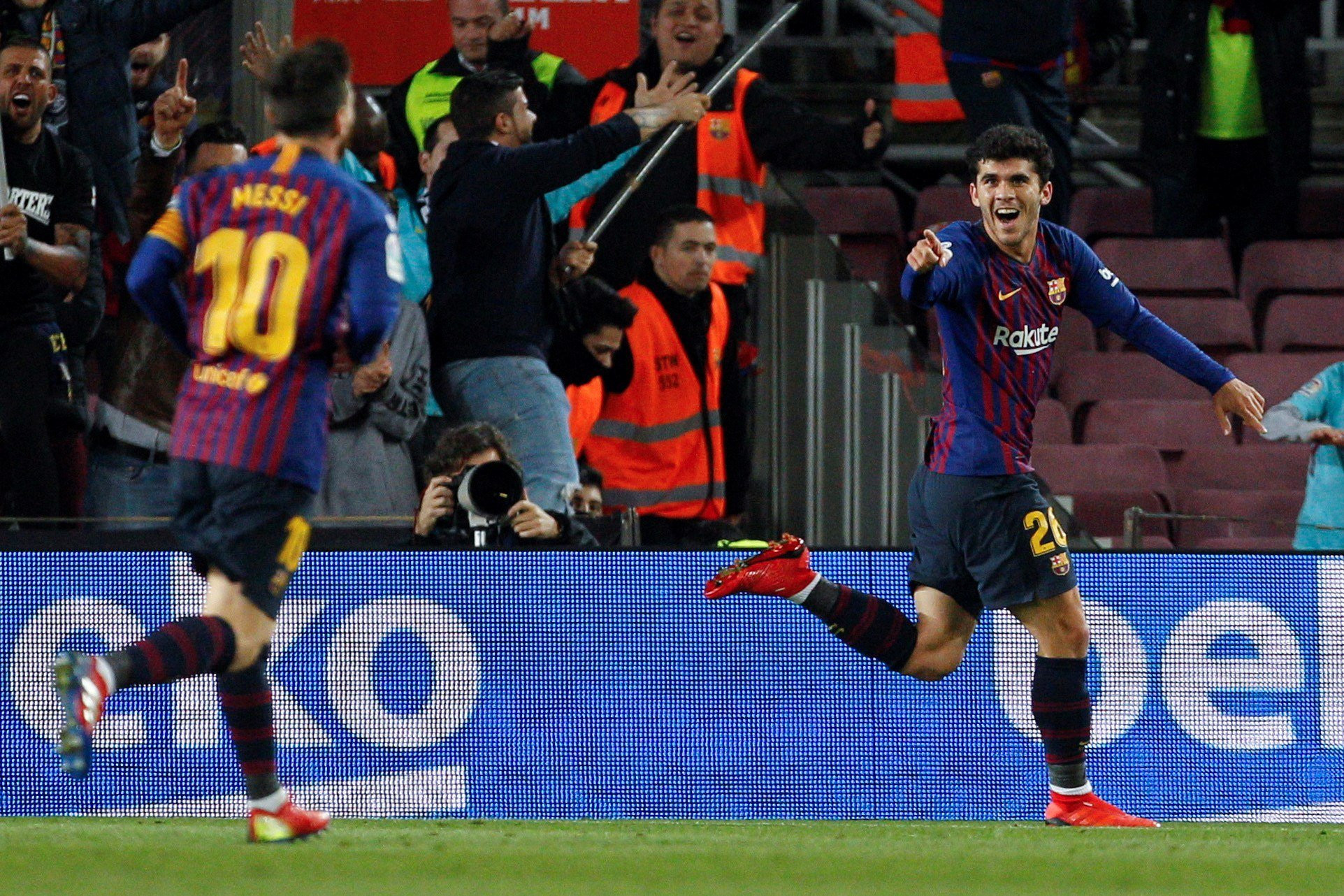 Una foto de Carles Aleñá y Leo Messi celebran el primer gol del canterano en el Camp Nou / EFE