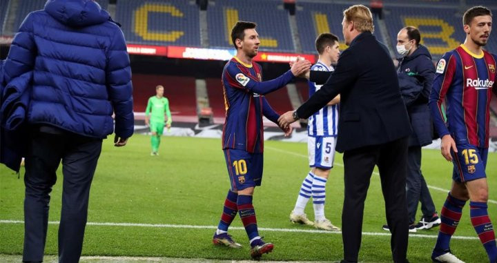 Messi y Koeman se saludan tras ganar en el Camp Nou a la Real Sociedad / FC BARCELONA