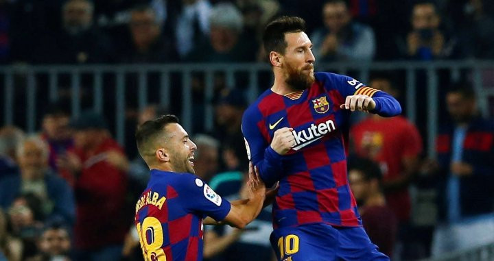 Leo Messi celebra su gol de falta al Valladolid con Jordi Alba / EFE