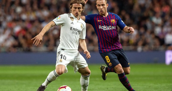 Arthur disputa un balón con Luka Modric / EFE