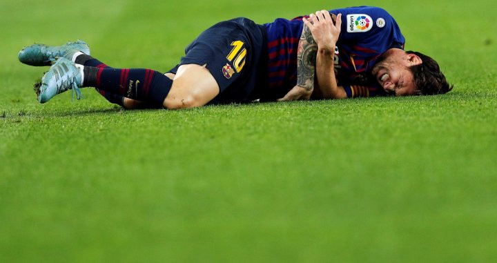 Messi se duele del codo en su caída frente al Sevilla / EFE