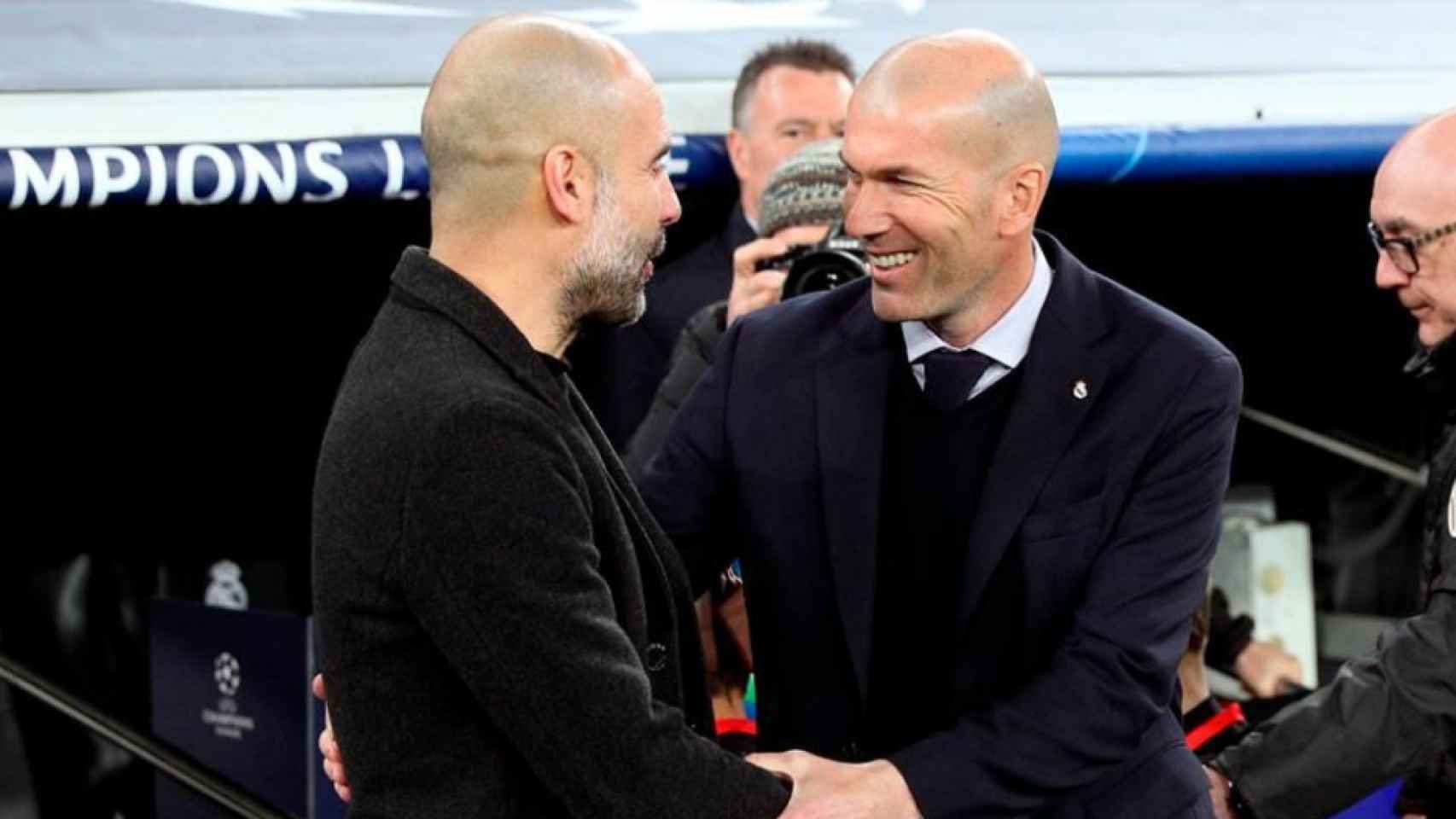 Guardiola y Zidane saludándose en el Madrid-City de la ida / Redes