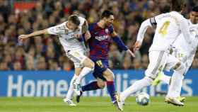Kroos, Ramos y Casemiro rodeando a Leo Messi / EFE