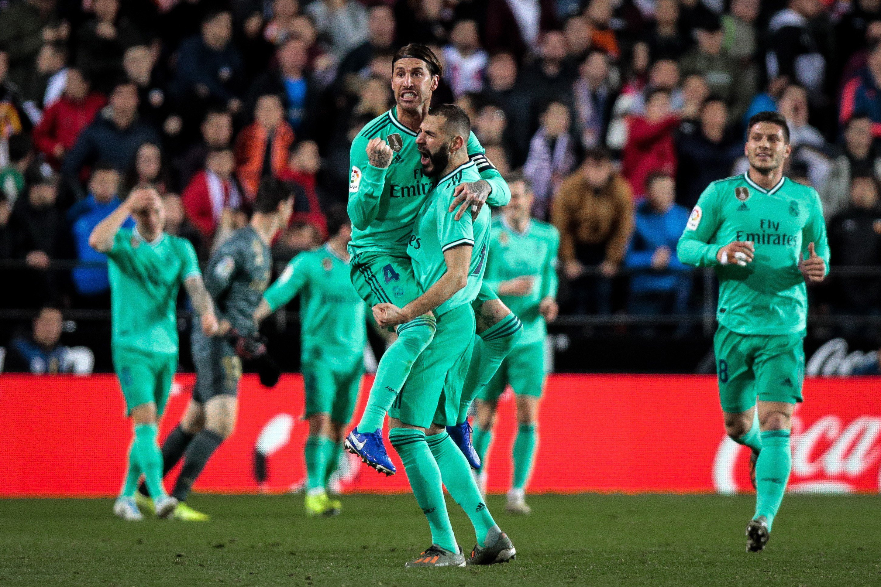 Ramos celebrando el gol con Karim Benzema / EFE
