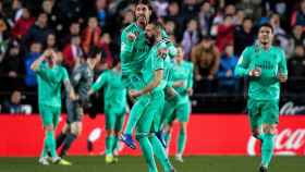 Ramos celebrando el gol con Karim Benzema / EFE