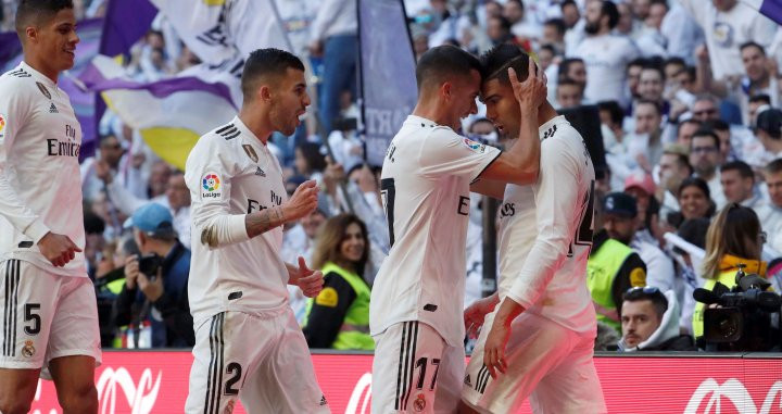 Los jugadores del Real Madrid celebran el gol de Casemiro ante el Girona