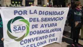 Protesta en la plaza Sant Jaume contra la precarización del servicio de atención domiciliaria de Barcelona / TWITTER