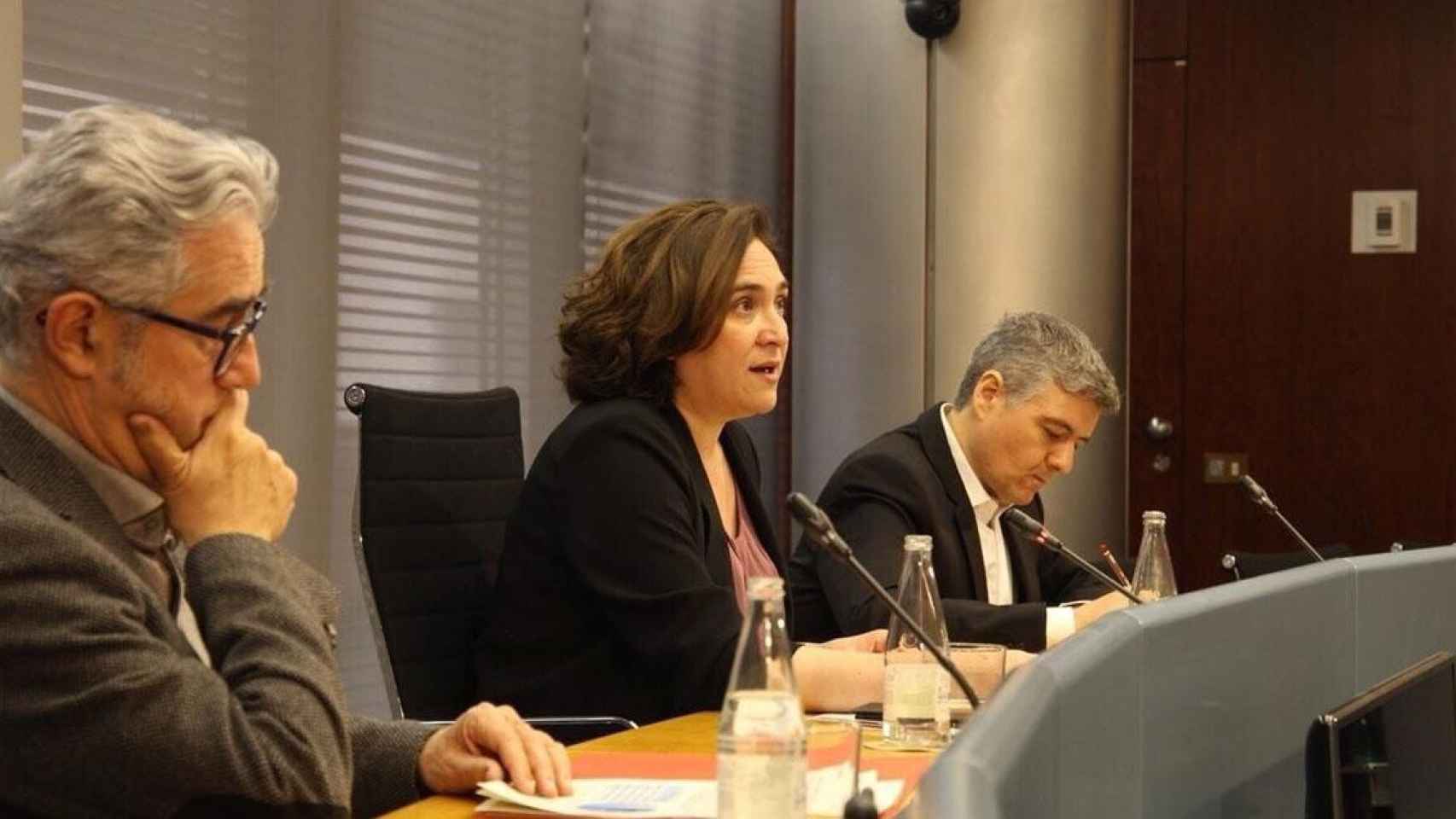 Javier Burón (d), en una rueda de prensa con la alcaldesa de Barcelona, Ada Colau / EP