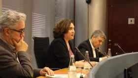 Javier Burón (d), en una rueda de prensa con la alcaldesa de Barcelona, Ada Colau / EP