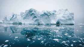 Un iceberg navega a la deriva: el deshielo es una de las consecuencias del cambio climático / BANCO SANTANDER