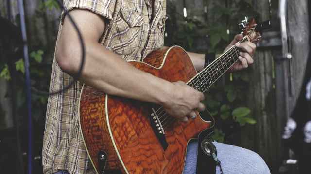 Guitarra acústica similar a la que empleaban los Louvin Brothers / PIXABAY