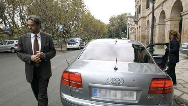 El vehículo oficial más famoso de la Generalitat de Cataluña en su día: el Audi A8 de Ernest Benach cuando era presidente del Parlament con el tripartito