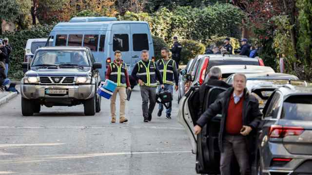 Agentes de la Policía Nacional, ante la embajada de Ucrania en Madrid la semana pasada / EUROPA PRESS