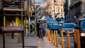 Imagen de usuarios de bicicleta bajando por la Via Laietana de Barcelona / EP