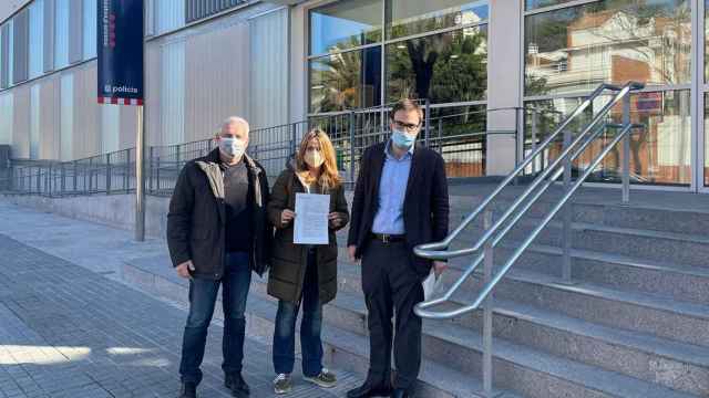 Òscar Benítez, Eva Parera y Albert Guivernau (de izquierda a derecha) han presentado una denuncia en los Mossos por el ataque masivo que sufrió la web de Valents