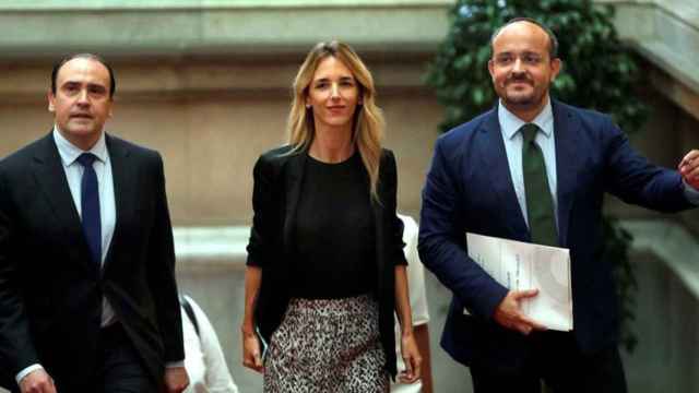 Cayetana Álvarez de Toledo con el diputado del PPC Daniel Serrano (i) y el presidente de los populares catalanes, Alejandro Fernández, en el Parlament / EFE