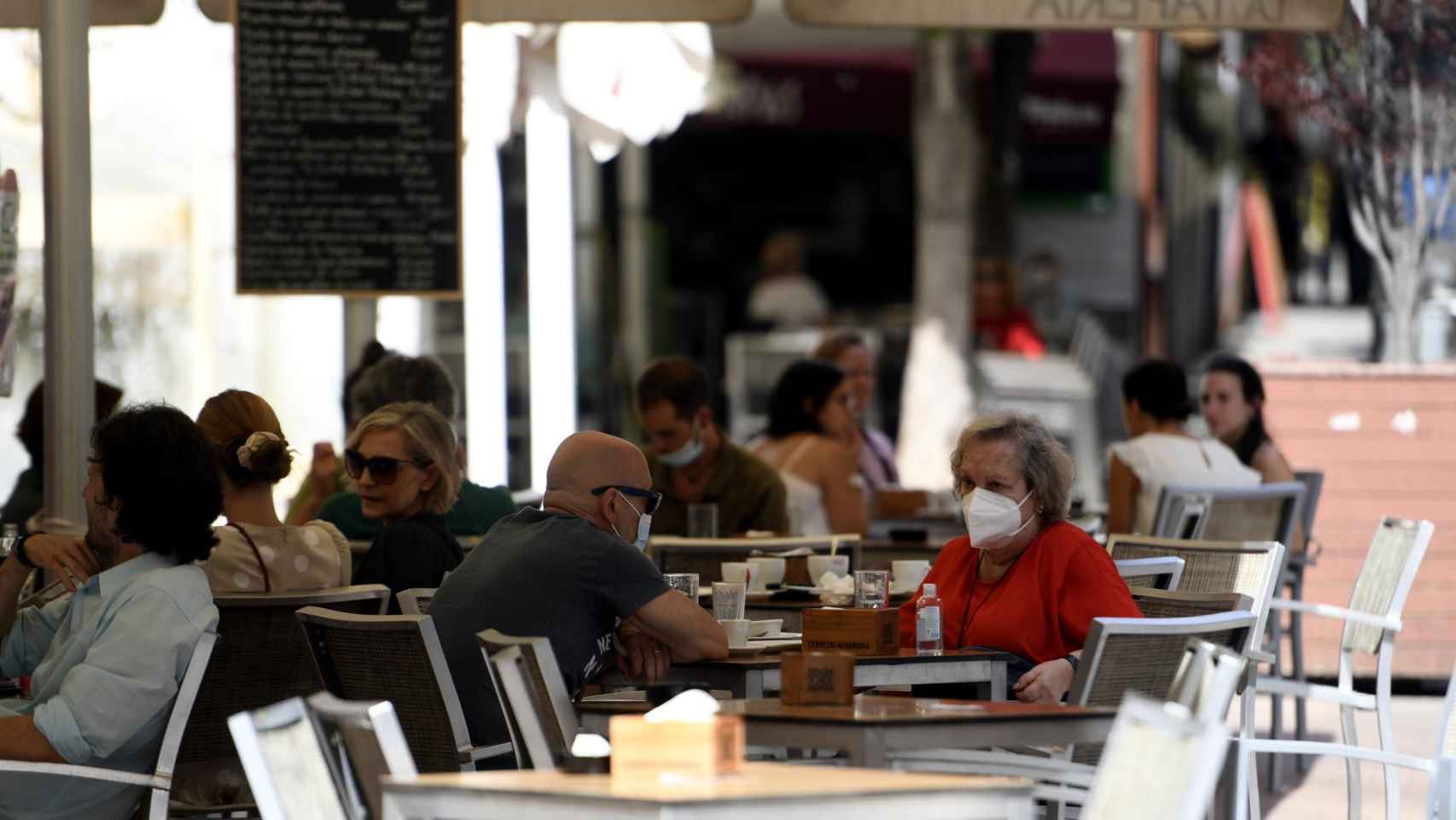 Varias personas en la terraza de un bar de Madrid durante la pandemia de coronavirus / EUROPA PRESS